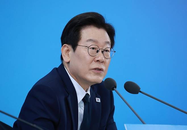 이재명 대통령이 지난 7일 대전 유성구 국립중앙과학관에서 열린 ‘다시 과학기술인을 꿈꾸는 대한민국’ 국민보고회에서 토론을 주재하고 있다. [대통령실통신사진기자단]
