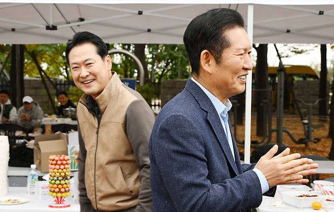 정청래 더불어민주당 대표와 장동혁 국민의힘 대표가 지난 8일 서울 여의도 국회의사당 운동장에서 한국사진기자협회가 연 ‘2025 사진기자가족 체육대회’에 방문, 사진기자들과 인사하고 있다. [사진공동취재단]