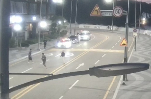 지난 8월 부산 해운대 마린시티 도로에서 칠성파와 신20세기파 조직원들이 서로 폭행을 하고 있다. [부산경찰청]