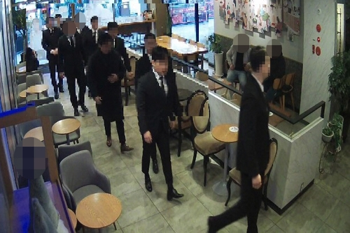 지난 4월 한 상점에 소집된 폭력조직원들 [부산경찰청]