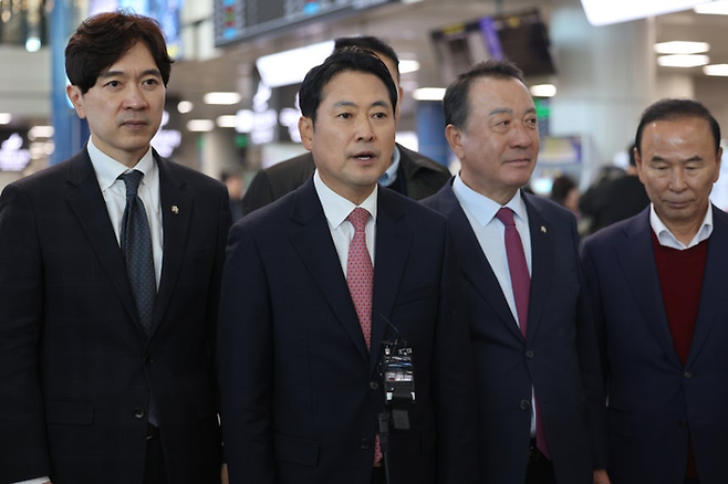 장동혁 국민의힘 대표가 10일 오전 청주국제공항을 방문해 발언하고 있다. [사진 출처 = 연합뉴스]