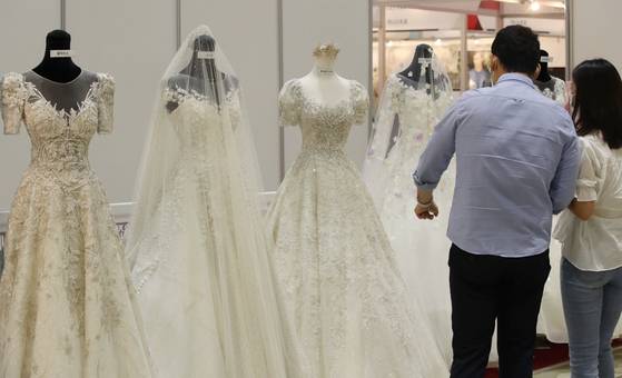 예비 신랑 신부가 웨딩드레스를 둘러보고 있다. 기사와 관계없는 사진. [연합뉴스]