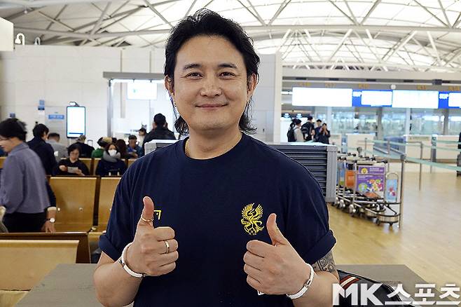 가수 ‘노라조’ 조빈. 그는 광주 FC를 진심으로 사랑하는 남자다. 조빈은 바쁜 일정에도 광주의 홈 경기가 있는 날엔 서울에서 광주월드컵경기장을 오간다. 조빈은 사비를 내어 광주의 웨이트 트레이닝장 시설 개선에 앞장서기도 했다. 이정효 감독과 선수들은 그런 조빈에게 감사한 마음을 감추지 않는다. 사진=이근승 기자