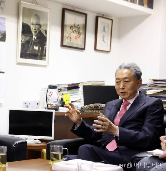 하토야마 유키오 전 일본 총리가  도쿄도 치요다구 주젠(十全)빌딩에 위치한 자신의 사무실에 백용호 머니투데이 상임고문(글로벌코리아인사이츠 이사장)과 시대동행 대담에서 답하고 있다. 그의 뒤 벽면에는 자신의 정치철학인 우애라고 씌어진 액자 옆으로 자신의 조부로 제52, 53, 54대 일본 총리를 지낸 하토야마 이치로의 사진이 걸려 있다. /사진=(도쿄)김창현 기자 chmt@