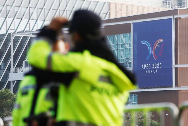 아시아태평양경제협력체(APEC) 정상회의 폐막일인 1일 오전 경북 경주화백컨벤션센터(HICO) 주변에서 경찰들이 근무를 서고 있다./사진=뉴스1.