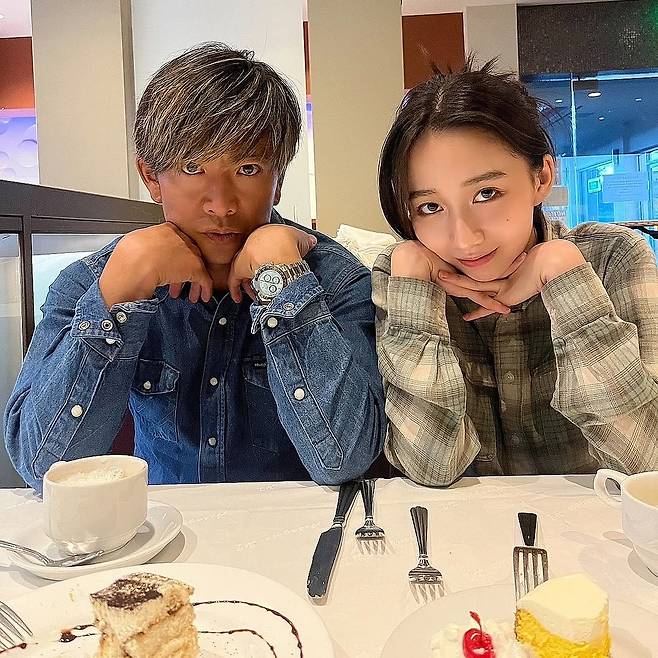일본 그룹 SMAP 출신 가수 겸 배우 기무라 타쿠야(53·왼쪽)의 큰딸 기무라 코코미(24·오른쪽)와 일본 배구 국가대표 오가와 토모히로와의 열애 소식이 전해졌다. /사진=기무라 코코미 인스타그램