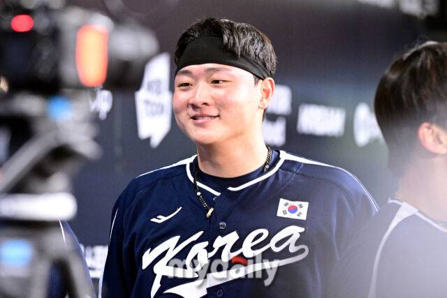 9일 오후 서울 구로구 고척스카이돔에서 진행된 '2025 NAVER K-BASEBALL SERIES' 대한민국-체코와의 평가전 경기.대한민국 이재원이 9회초 투런포를 때린 뒤 미소를 짓고 있다./고척=곽경훈 기자