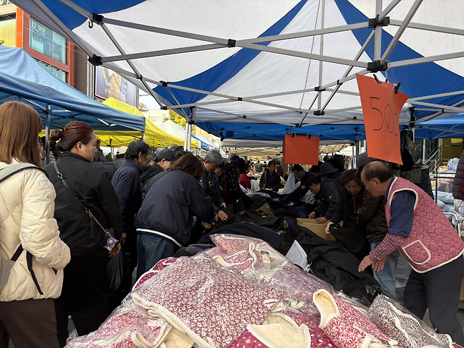지난 9일 찾은 서울 종로구 동대문 일요시장은 저렴한 옷을 구매하기 위해 방문한 사람들로 가득했다. 박연수 기자