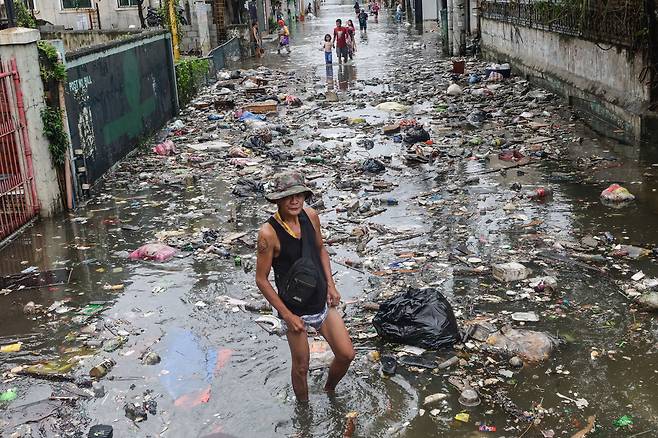 지난 9일(현지시간) 필리핀 긱모토의 시밀에서 발생한 슈퍼 태풍 풍웡으로 거리가 황폐해져있다. [EPA]