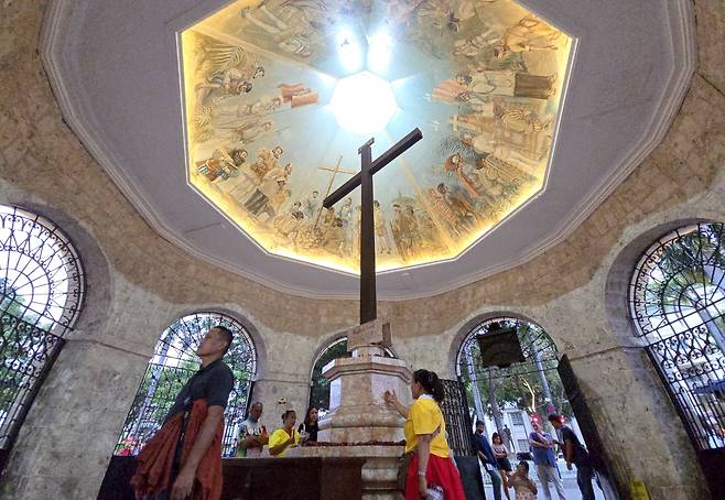 세부 마젤란의 십자가와 필리핀 만의 ‘크리스트교 무당’