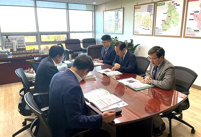 권기창 안동시장(오른쪽 가운데)이 10일  예결특위 간사 박형수 의원을 만나 주요 지역 현안 사업에 대한 국비 지원을 요청했다.[안동시 제공]