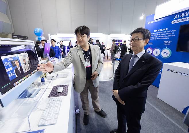 한국무역협회가 코엑스, DMK글로벌과 공동으로 개최한 ‘AI 서밋 서울 앤 엑스포 2025(AI Summit Seoul & Expo 2025)’에서 윤진식(오른쪽) 한국무역협회 회장이 참가기업 부스를 둘러보고 있다. [무협 제공]