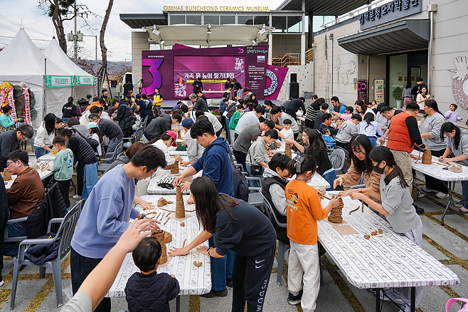 김해분청도자박물관 일원에서 열린 ‘제30회 김해분청도자기축제’에 총 5만7800여 명이 다녀갔다. 인기를 끌었던 도자기 만들기 체험장 모습 [김해시 제공]