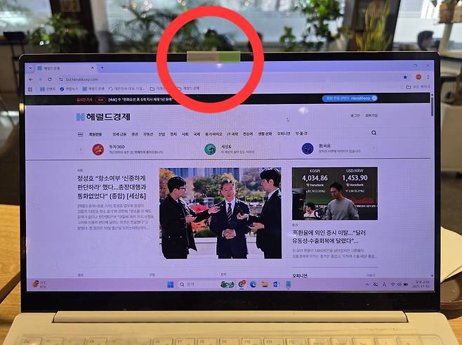 포스트잇을 활용해 노트북 웹캠을 가린 모습. [권제인 기자/eyre@]