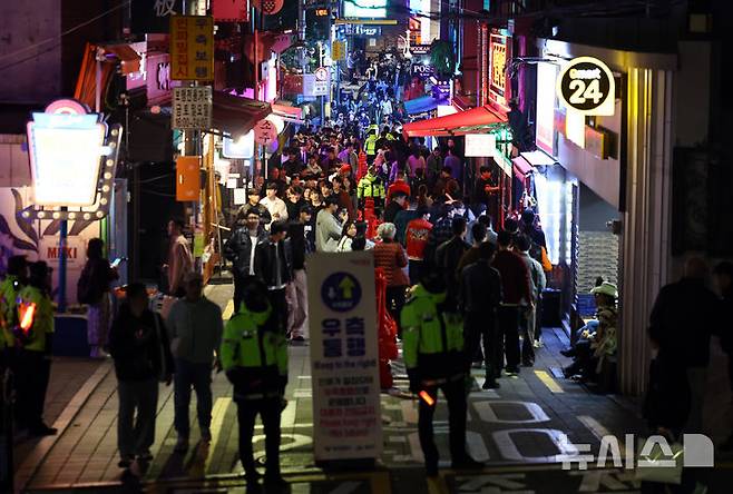 [서울=뉴시스] 최진석 기자 = 핼러윈 데이인 지난달 31일 서울 용산구 이태원을 찾은 시민들로 거리가 붐비고 있다. 2025.10.31. myjs@newsis.com