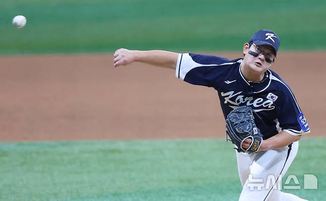 [서울=뉴시스] 조성우 기자 = 9일 오후 서울 구로구 고척스카이돔에서 열린 2025 K-베이스볼 시리즈 대한민국과 체코의 평가전 2차전 경기, 체코 5회말 공격 때 등판한 한국 투수 김서현이 역투하고 있다. 2025.11.09. xconfind@newsis.com