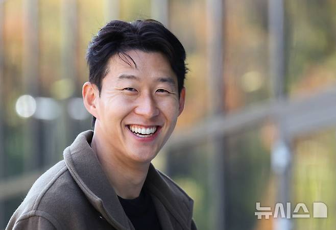 [천안=뉴시스] 황준선 기자 = 대한민국 축구 국가대표팀 주장 손흥민이 10일 오후 충남 천안시 대한민국축구종합센터에 입소하고 있다. 대한민국 축구 국가대표팀은 오는 14일 대전 월드컵경기장에서 볼리비아와 18일 서울월드컵경기장에서 가나와 11월 A매치 평가전을 치른다. 2025.11.10. hwang@newsis.com