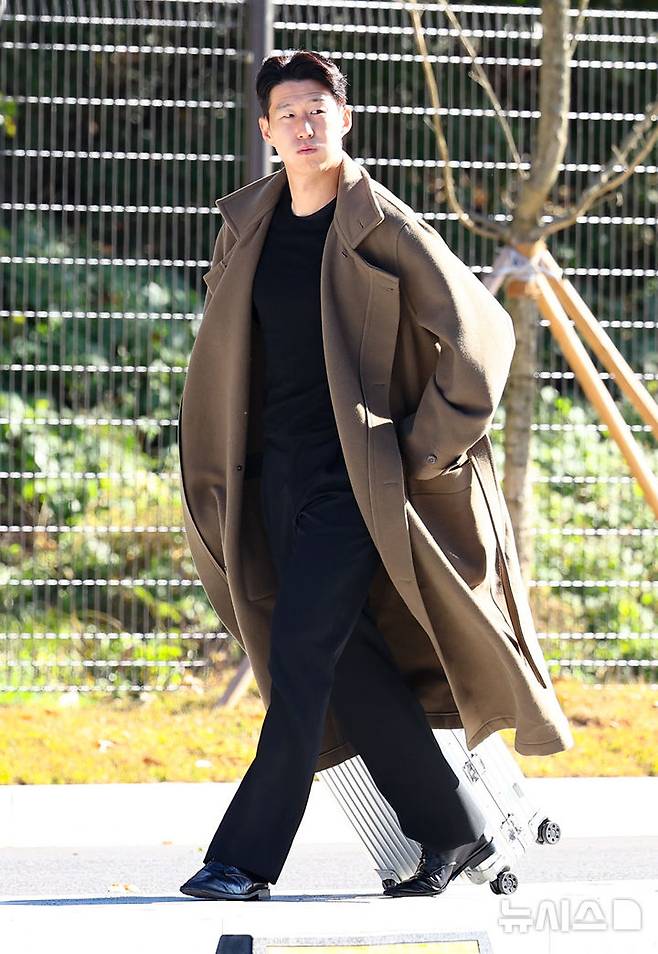 [천안=뉴시스] 황준선 기자 = 대한민국 축구 국가대표팀 주장 손흥민이 10일 오후 충남 천안시 대한민국축구종합센터에 입소하고 있다. 대한민국 축구 국가대표팀은 오는 14일 대전 월드컵경기장에서 볼리비아와 18일 서울월드컵경기장에서 가나와 11월 A매치 평가전을 치른다. 2025.11.10. hwang@newsis.com