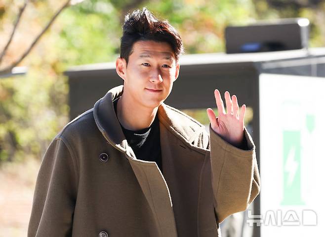 [천안=뉴시스] 황준선 기자 = 대한민국 축구 국가대표팀 주장 손흥민이 10일 오후 충남 천안시 대한민국축구종합센터에 입소하고 있다. 대한민국 축구 국가대표팀은 오는 14일 대전 월드컵경기장에서 볼리비아와 18일 서울월드컵경기장에서 가나와 11월 A매치 평가전을 치른다. 2025.11.10. hwang@newsis.com