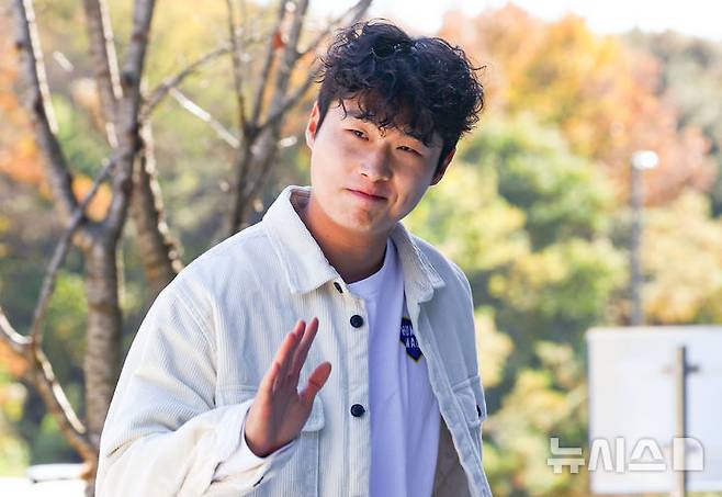 [천안=뉴시스] 황준선 기자 = 대한민국 축구 국가대표팀 김태현이 10일 오후 충남 천안시 대한민국축구종합센터에 입소하고 있다. 대한민국 축구 국가대표팀은 오는 14일 대전 월드컵경기장에서 볼리비아와 18일 서울월드컵경기장에서 가나와 11월 A매치 평가전을 치른다. 2025.11.10. hwang@newsis.com