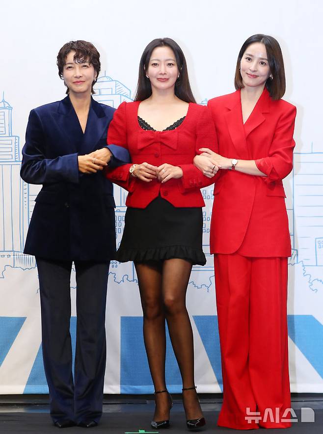 [서울=뉴시스] 김혜진 기자 = 배우 진서연(왼쪽부터), 김희선, 한혜진이 10일 오후 서울 마포구 스탠포드호텔에서 열린 티비조선 새 월화드라마 '다음생은 없으니까' 제작발표회에서 포즈를 취하고 있다. 2025.11.10. jini@newsis.com