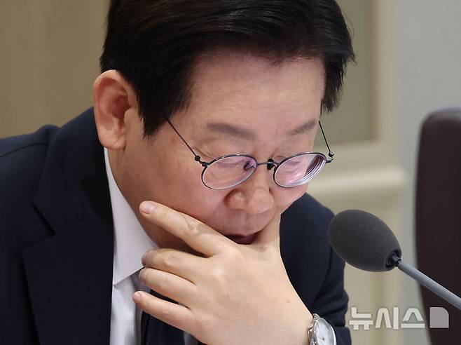 [서울=뉴시스] 고범준 기자 = 사진은 이재명 대통령이 지난 4일 서울 용산 대통령실 청사에서 열린 국무회의에서 자료를 살펴보고 있는 모습. (대통령실통신사진기자단) 2025.11.04. bjko@newsis.com