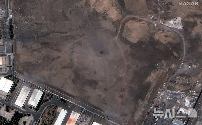 [나탄즈=AP/뉴시스] 막사르 테크놀로지스가 제공한 위성 사진에 지난 6월 22일(현지 시간) 이란의 나탄즈 지하 농축 시설 위에 미국의 공습으로 인한 포탄 구덩이가 생성돼 있다. 이스라엘과 이란이 휴전에 접어든 지 5개월이 지났지만, 전쟁이 재발하는 건 시간 문제라는 전문가 지적이 나왔다. 2025.11.10.