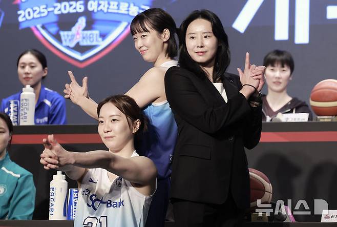[서울=뉴시스] 정병혁 기자 = 10일 서울 강서구 메이필드호텔에서 열린 BNK 금융 2025-2026 여자프로농구 개막 미디어데이에서 최윤아 신한은행 감독과 신지현, 김진영이 포즈를 취하고 있다.  2025.11.10. jhope@newsis.com