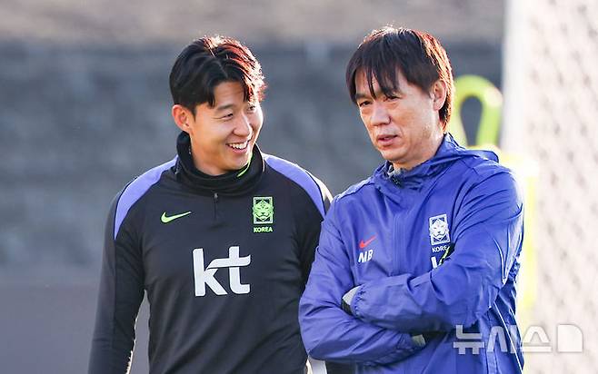 [천안=뉴시스] 황준선 기자 = 홍명보 대한민국 축구 국가대표팀 감독과 주장 손흥민이 10일 오후 충남 천안시 대한민국축구종합센터에서 훈련에 앞서 대화하고 있다. 대한민국 축구 국가대표팀은 오는 14일 대전 월드컵경기장에서 볼리비아와 18일 서울월드컵경기장에서 가나와 11월 A매치 평가전을 치른다. 2025.11.10. hwang@newsis.com