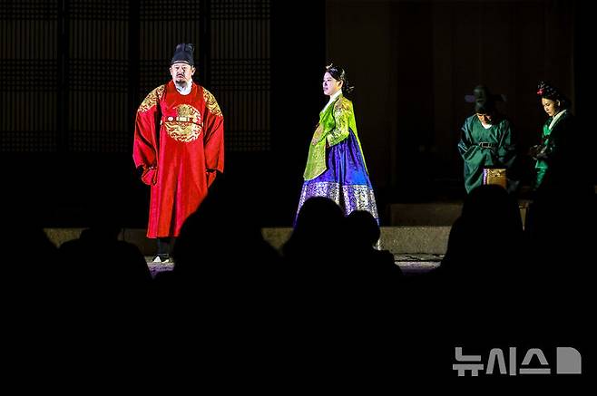 [서울=뉴시스] 정병혁 기자 = 10일 서울 종로구 창경궁에서 열린 2025 야간관람 '동궐동락'을 찾은 관람객들이 공연을 관람하고 있다. 2025.11.10. jhope@newsis.com