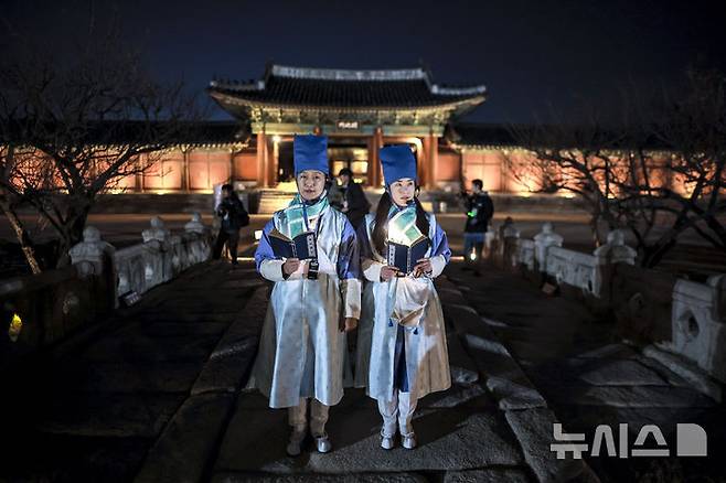 [서울=뉴시스] 정병혁 기자 = 10일 서울 종로구 창경궁에서  2025 야간관람 '동궐동락'이 진행되고 있다. 2025.11.10. jhope@newsis.com