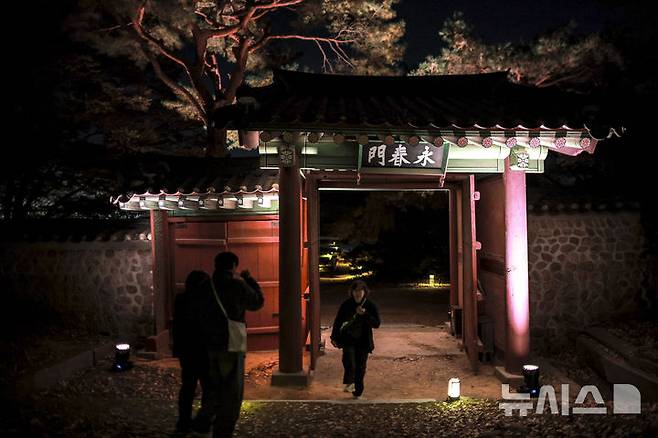 [서울=뉴시스] 정병혁 기자 = 10일 서울 종로구 창경궁에서 열린 2025 야간관람 '동궐동락'에서 창경궁과 창덕궁을 경계 짓는 담장에 난 문 인 '영춘문'이 개방되어 있다. 2025.11.10. jhope@newsis.com