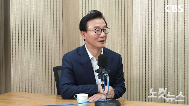 부산CBS에서 인터뷰 중인 전재수 해양수산부 장관. 송호재 기자