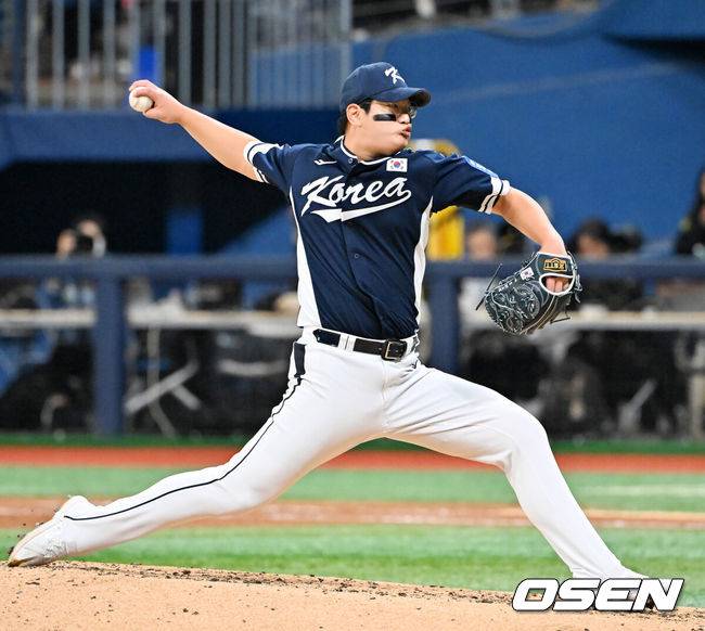 [OSEN=고척, 민경훈 기자] 9일 서울 구로구 고척스카이돔에서 ‘2025 NAVER K-BASEBALL SERIES’ 대한민국 야구 대표팀과 체코 야구 대표팀의 평가전이 열렸다.한국은&nbsp;9일 2025 K-베이스볼 시리즈 체코 대표팀과의 경기에 이어 오는&nbsp;15일과 16일 양일에 걸쳐 도쿄돔에서 일본 대표팀과 2경기를 치른다.&nbsp;5회말 마운드에 오른 한국 투수 김서현이 힘차게 공을 뿌리고 있다. 2025.11.09 / rumi@osen.co.kr