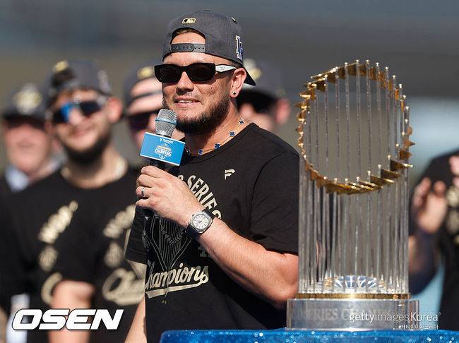 [사진] 미겔 로하스가 LA 다저스 우승 축하 퍼레이드에서 기뻐하고 있다. ⓒGettyimages(무단전재 및 재배포 금지)