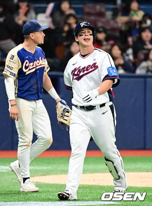 [OSEN=고척, 조은정 기자]8일 서울 구로구 고척스카이돔에서 ‘2025 NAVER K-BASEBALL SERIES’ 대한민국 야구 대표팀과 체코 야구 대표팀의 경기가 열렸다.한국은&nbsp;8일과 9일 2025 K-베이스볼 시리즈 체코 대표팀과의 2경기를 시작으로&nbsp;15일과 16일 양일에 걸쳐 도쿄돔에서 일본 대표팀과 2경기를 치른다.&nbsp;3회말 1사 1,2루에서 한국 노시환이 공이 파울 플라이로 잡히자 아쉬워하고 있다. 2025.11.08 /cej@osen.co.kr