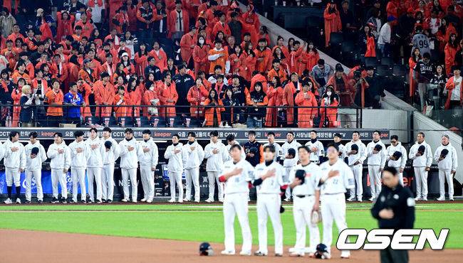 [OSEN=최규한 기자] 한화 선수들이 국민의례를 하고 있다. 2025.10.24 / dreamer@osen.co.kr