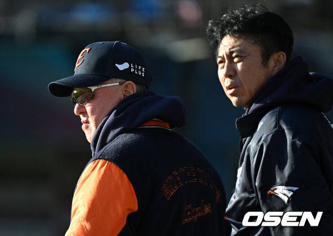 [OSEN=잠실, 이대선 기자] 한화 김경문 감독과 손혁 단장이 이야기를 나누고 있다. 2025.10.27 /sunday@osen.co.kr