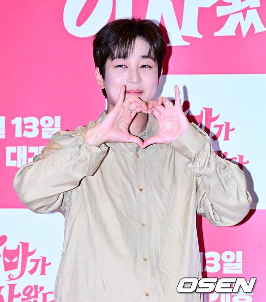 [OSEN=지형준 기자] 7일 오후 서울 용산구 CGV용산아이파크몰에서 영화 '악마가 이사왔다' 시사회 포토월 행사가 열렸다.‘악마가 이사왔다’는 새벽마다 악마로 깨어나는 선지(임윤아)를 감시하는 기상천외한 아르바이트에 휘말린 청년 백수 길구(안보현)의 고군분투를 담은 악마 들린 코미디다 영화다.&nbsp;가수 딘딘이 포즈를 취하고 있다. 2025.08.07 / jpnews@osen.co.kr