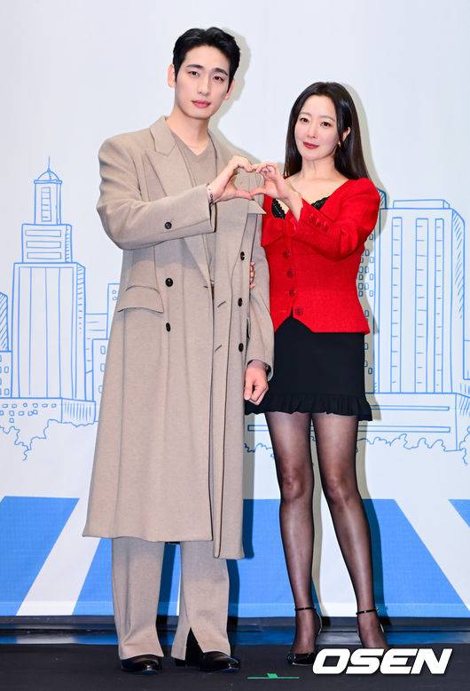 [OSEN=지형준 기자] 10일 오후 서울 상암 스탠포드호텔에서&nbsp;TV CHOSUN&nbsp;새 월화미니시리즈&nbsp;‘다음생은 없으니까’&nbsp;제작발표회가 열렸다.‘다음생은 없으니까’(연출 김정민/극본 신이원/제작 티엠이그룹,&nbsp;퍼스트맨스튜디오,&nbsp;메가폰)는 매일 같은 하루,&nbsp;육아 전쟁과 쳇바퀴 같은 직장생활에 지쳐가는,&nbsp;마흔 하나 세 친구의 더 나은&nbsp;‘완생’을 위한 좌충우돌 코믹 성장기다.배우 윤박, 김희선이 포즈를 취하고 있다. 2025.11.10 /jpnews@osen.co.kr