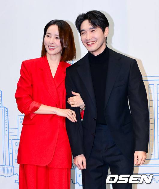 [OSEN=지형준 기자] 10일 오후 서울 상암 스탠포드호텔에서&nbsp;TV CHOSUN&nbsp;새 월화미니시리즈&nbsp;‘다음생은 없으니까’&nbsp;제작발표회가 열렸다.‘다음생은 없으니까’(연출 김정민/극본 신이원/제작 티엠이그룹,&nbsp;퍼스트맨스튜디오,&nbsp;메가폰)는 매일 같은 하루,&nbsp;육아 전쟁과 쳇바퀴 같은 직장생활에 지쳐가는,&nbsp;마흔 하나 세 친구의 더 나은&nbsp;‘완생’을 위한 좌충우돌 코믹 성장기다.배우 한혜진, 장인섭이 포토타임을 하고 있다. 2025.11.10 /jpnews@osen.co.kr