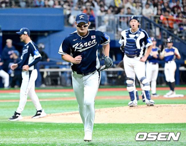 [OSEN=고척, 최규한 기자] 9일 서울 구로구 고척스카이돔에서 ‘2025 NAVER K-BASEBALL SERIES’ 대한민국 야구 대표팀과 체코 야구 대표팀의 평가전이 열렸다.한국은 9일 2025 K-베이스볼 시리즈 체코 대표팀과의 경기에 이어 오는 15일과 16일 양일에 걸쳐 도쿄돔에서 일본 대표팀과 2경기를 치른다. 5회말 2사 1, 3루 상황 한국 김서현이 마운드를 내려가고 있다. 2025.11.09 / dreamer@osen.co.kr