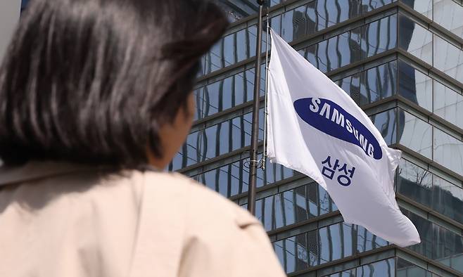 서울 서초구 삼성전자 본사에 사기가 펄럭이고 있다. 뉴스1