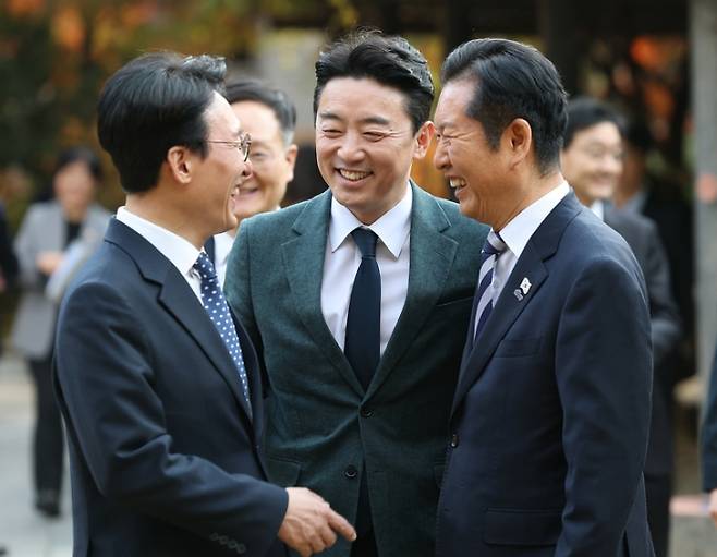 김민석(맨 왼쪽부터) 국무총리와 강훈식 대통령 비서실장, 더불어민주당 정청래 대표가 9일 서울 종로구 총리공관에서 열린 고위당정협의회 참석에 앞서 인사를 나누고 있다. 이날 2035년 국가온실가스감축목표(NDC)가 안건으로 논의됐다. 연합뉴스