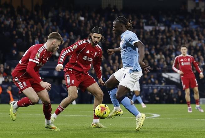 맨체스터 시티 제러미 도쿠가 10일(한국시간) 영국 맨체스터 에티하드 스타디움에서 열린 2025~26 잉글랜드 프리미어리그(EPL) 11라운드 리버풀과의 홈 경기에서 드리블하고 있다. 로이터 연합뉴스