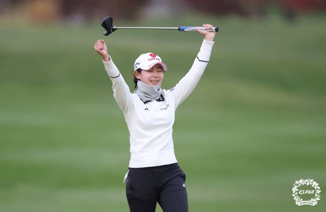 대보 하우스디 챔피언십 연장 4차전에서 우승을 확정 지은 뒤 기뻐하는 황유민. 사진 제공=KLPGA