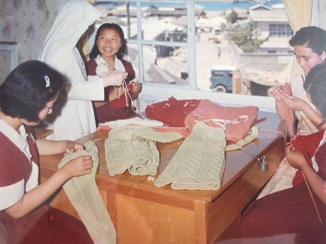 제주 여성들은 아일랜드에서 온 수녀에게 꽈배기, 다이아몬드 등 다채로운 아란 무늬를 배웠다. 이시돌농촌산업개발협회