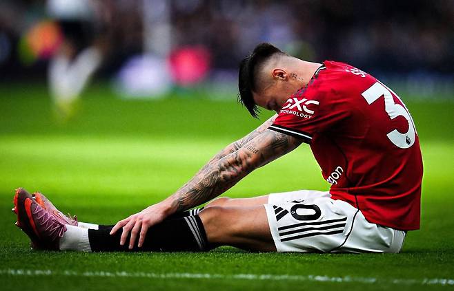맨유 공격수 벤야민 세스코가 8일(한국시간) 토트넘과 EPL 원정경기 후반 막판, 무릎 부상을 입고 그라운드에 앉아 있다. 사진출처｜벤야민 세스코 페이스북