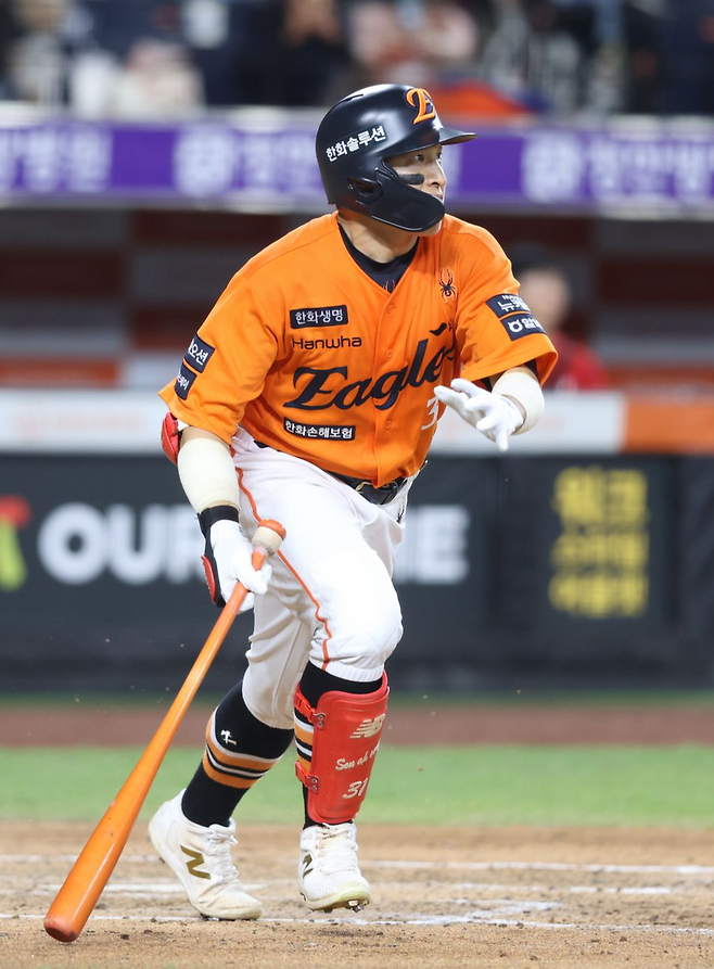 LG 김현수, 한화 손아섭, 삼성 강민호, KT 황재균, KIA 최형우, 양현종은 9일 개장한 2026년 FA 시장에서 큰 관심을 받고 있다. KBO리그를 호령하는 슈퍼스타인 데다 보상 등급도 인적 보상이 필요없는 C등급이라 더욱 매력적이다. 한화 손아섭. 사진제공｜한화 이글스