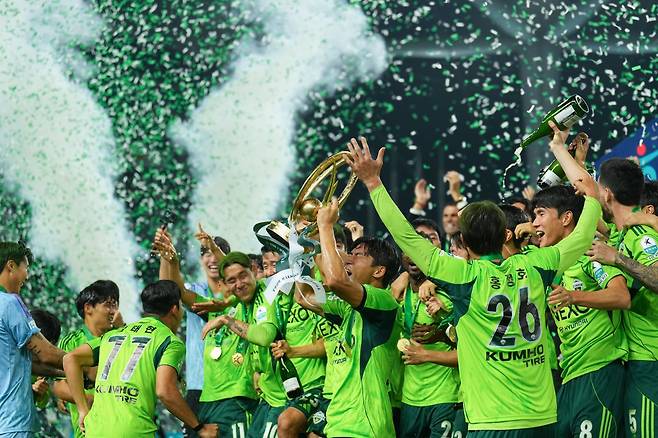 캡틴 박진섭이 8일 전주성에서 진행된 K리그1 우승 세리머니에서 우승 트로피를 들어올리자 전북 선수들이 함께 환호하고 있다. 사진제공｜전북 현대